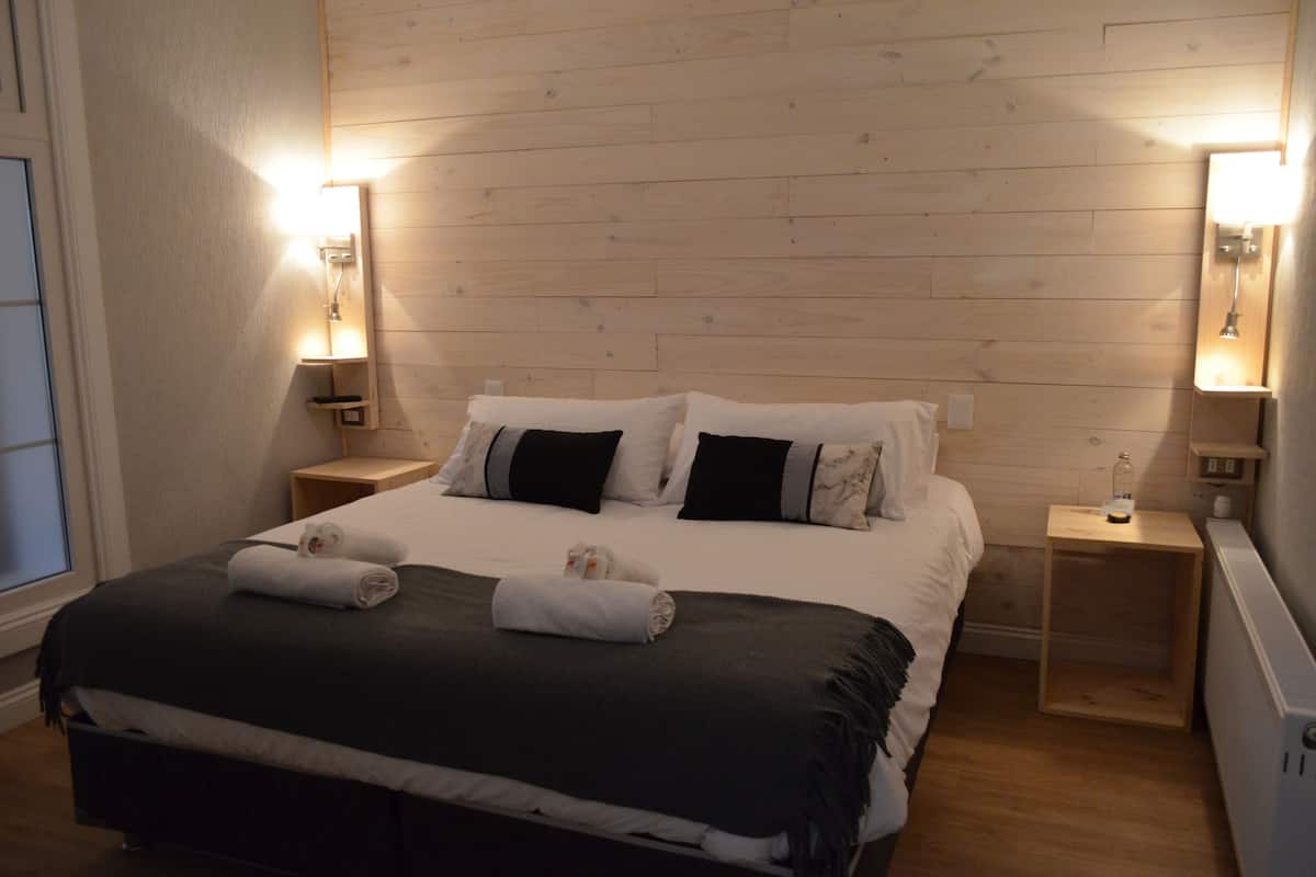 Ropa de cama hipoalergénica y caja de seguridad en la habitación