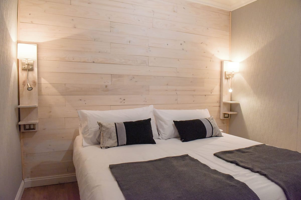 Ropa de cama hipoalergénica y caja de seguridad en la habitación