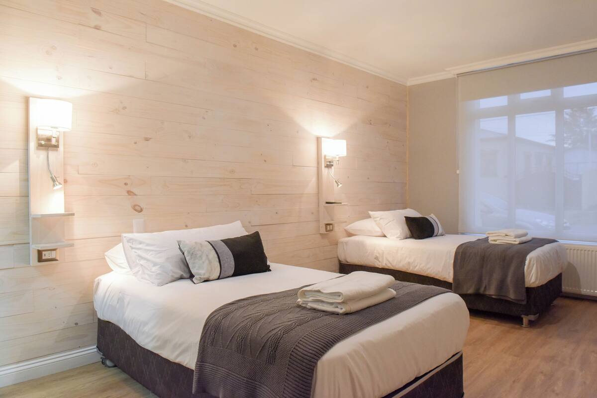 Ropa de cama hipoalergénica y caja de seguridad en la habitación