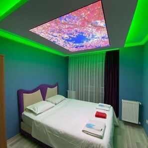 مساحة عمل للكمبيوتر المحمول وستائر تعتيم وتجهيزات عازلة للصوت