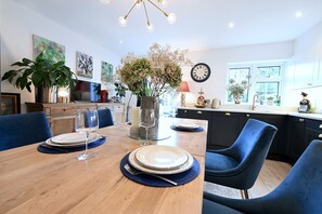 Dining - Interior designed large 3 bedroom house with parking near Richmond station (Richmond)