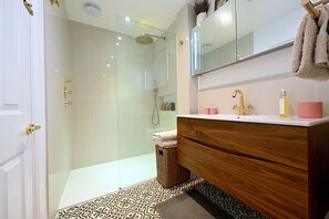 Regadera, secadora de cabello, bidet, toallas 