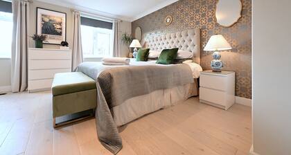 Interior designed large 3 bedroom house with parking near Richmond station