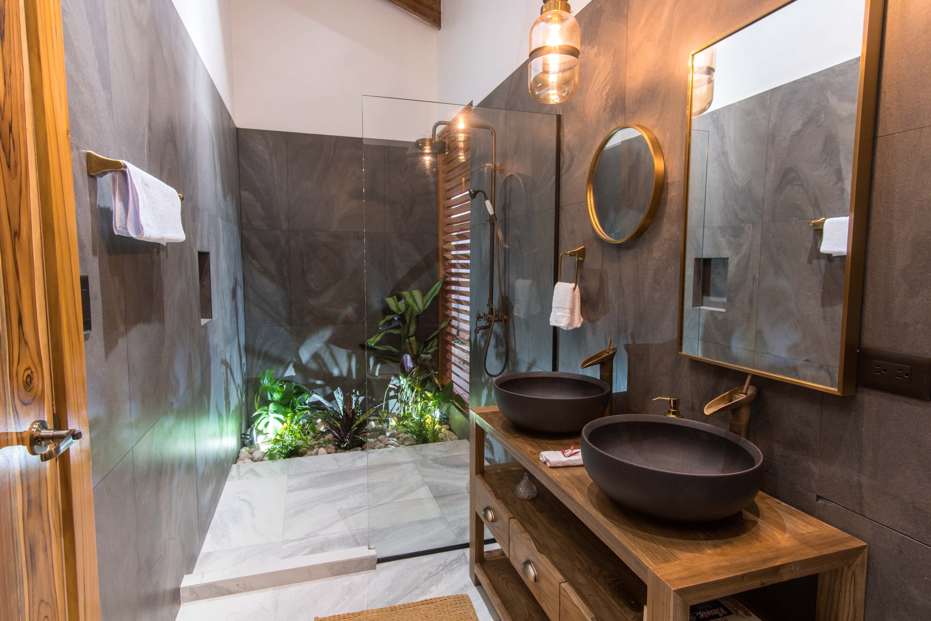 Douche, serviettes fournies, papier toilette