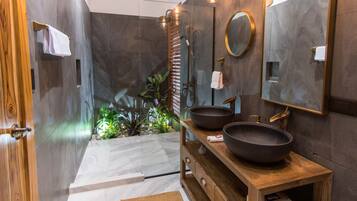 Douche, serviettes fournies, papier toilette