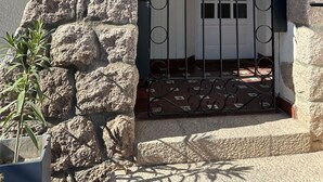 Un edificio de piedra con una verja de hierro forjado y un cartel que dice 'BIENVENIDOS' sobre la entrada.
