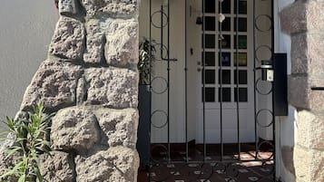 Vista frontal de la propiedad