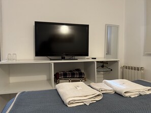 Classic Triple Room | In-room safe, free WiFi, bed sheets
