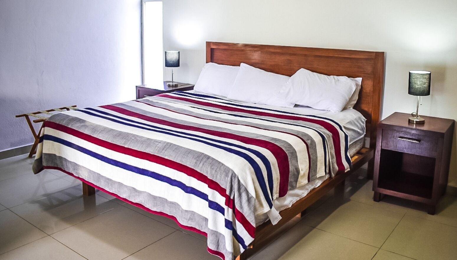 Habitación individual Deluxe, 1 cama de matrimonio grande | Caja fuerte, escritorio, espacio para trabajar con un portátil