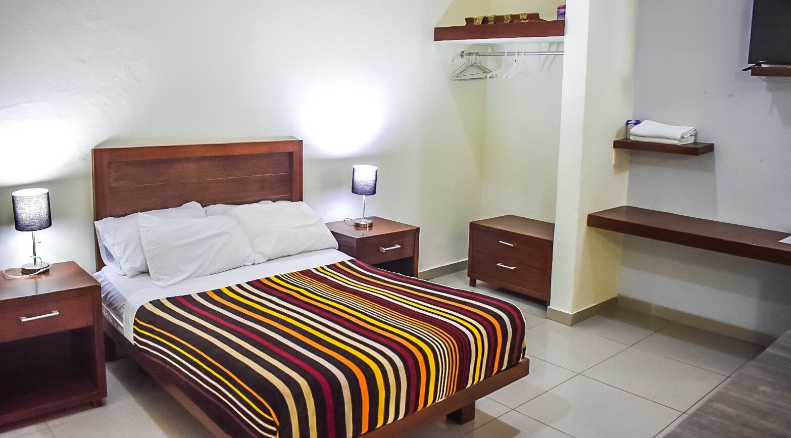 Habitación individual | Caja fuerte, escritorio, espacio para trabajar con un portátil