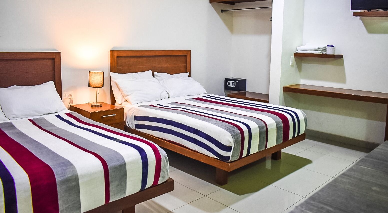 Habitación tradicional doble, 2 camas dobles | Caja fuerte, escritorio, espacio para trabajar con un portátil