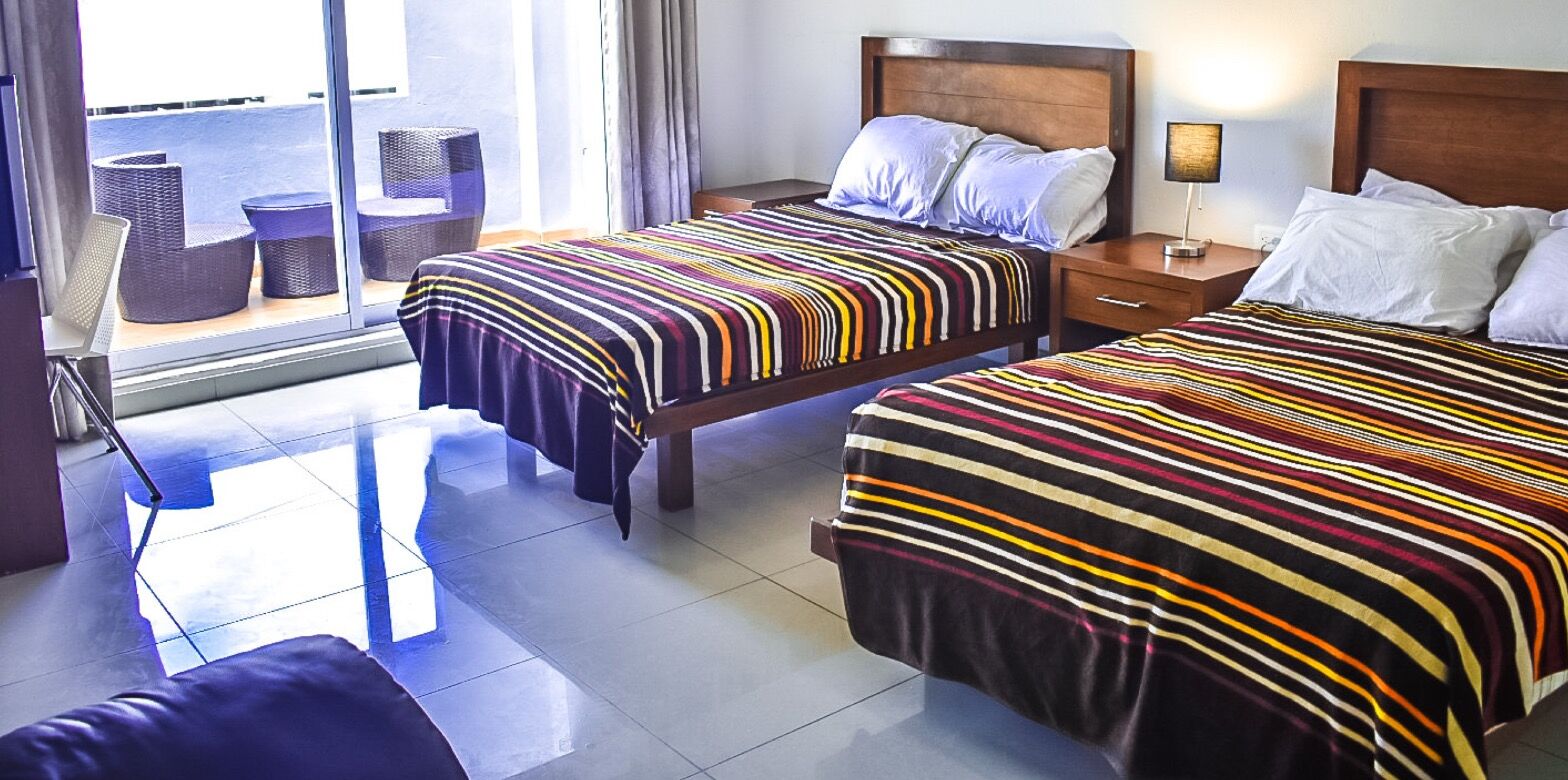 Habitación tradicional doble, balcón | Caja fuerte, escritorio, espacio para trabajar con un portátil