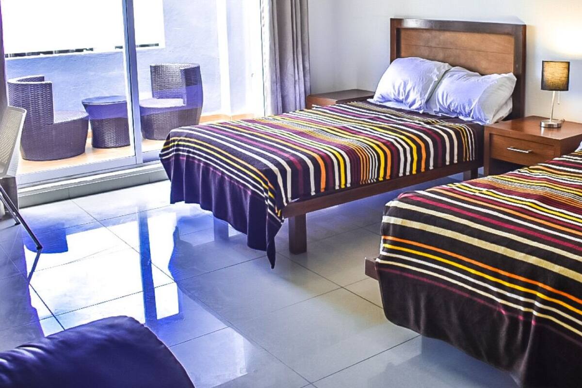 Habitación tradicional doble, balcón | Caja fuerte, escritorio, espacio para trabajar con un portátil