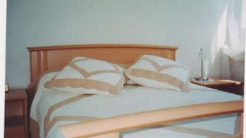 1 habitación, tabla de planchar con plancha y cuna de viaje