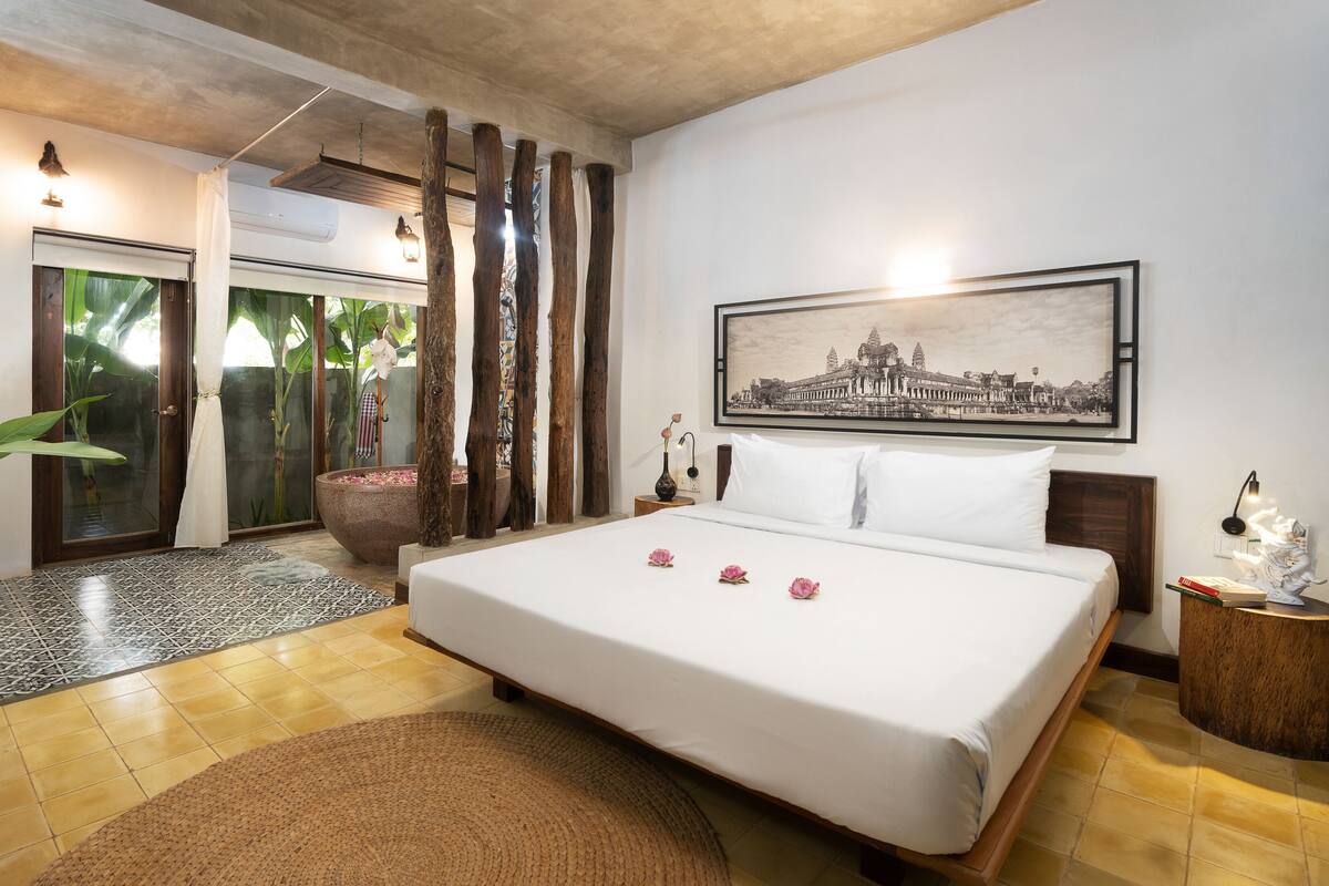 Deluxe Double Room with Pool View | Colchones con acolchado adicional y escritorio