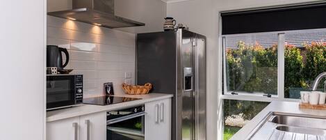 冷蔵庫、電子レンジ、オーブン、食器洗い機