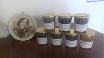 Un conjunto de frascos con etiquetas, un cuadro enmarcado y una superficie de madera.