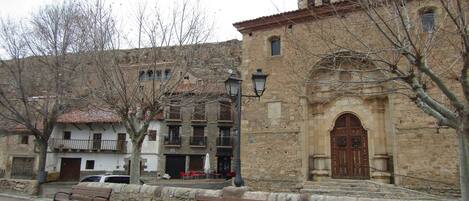 Façana frontal de l'allotjament (vespre/nit)