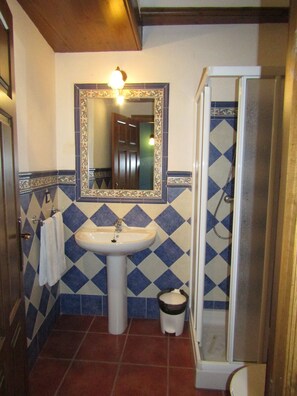 Een douche, gratis toiletartikelen, een haardroger, handdoeken