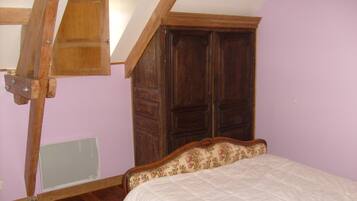 4 bedrooms, iron/ironing board, free WiFi, bed sheets