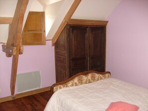 4 bedrooms, iron/ironing board, free WiFi, bed sheets