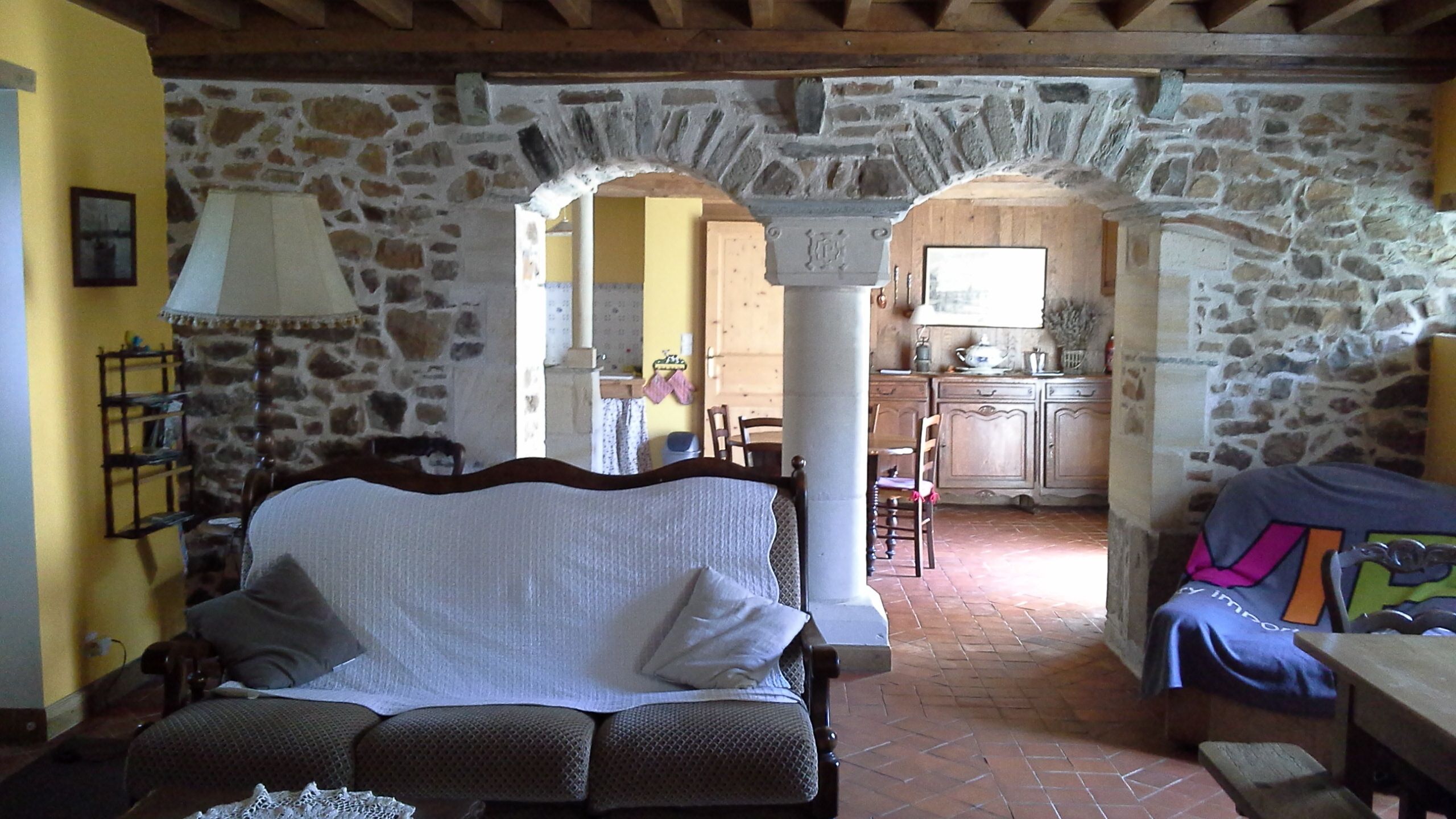 Televisión, chimenea, reproductor de DVD y libros 