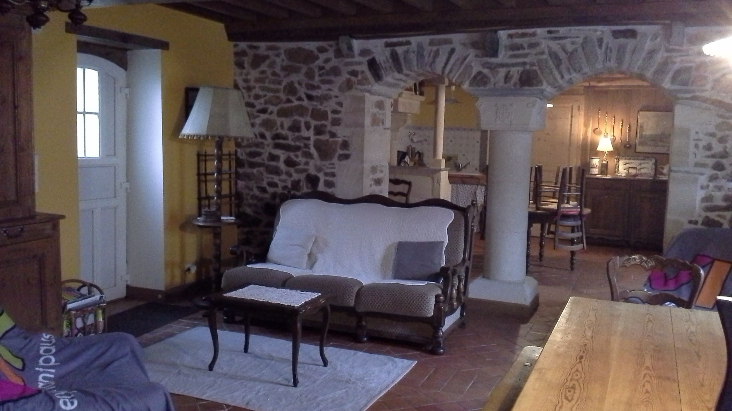 Televisión, chimenea, reproductor de DVD y libros 