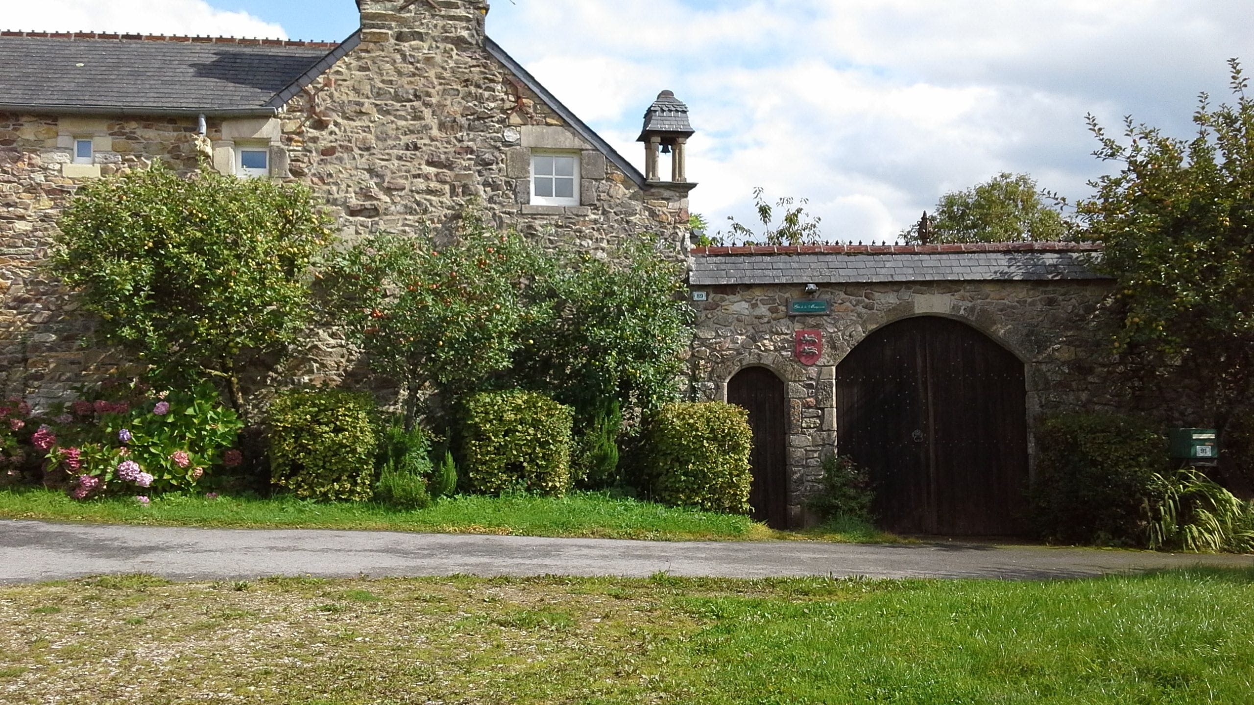 Entrée du gîte et parking 