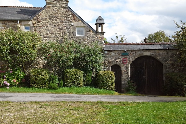 Entrée du gîte et parking