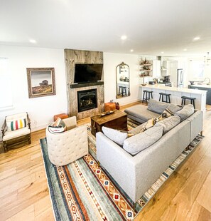 Een smart-tv en een open haard