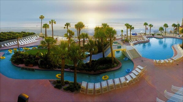 Een binnenzwembad, een buitenzwembad