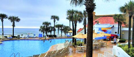 Alberca techada y alberca al aire libre