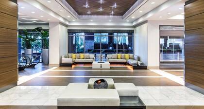 Vegas Studio - Pools, Hot Tubs, and Shuttle to the Strip!