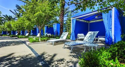 Vegas Studio - Pools, Hot Tubs, and Shuttle to the Strip!