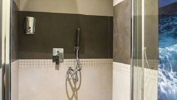 Ensemble douche/baignoire, serviettes fournies