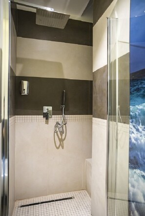 Combined shower/bathtub, towels