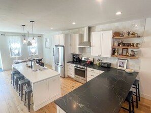 Kylskåp, mikrovågsugn, ugn och spishäll