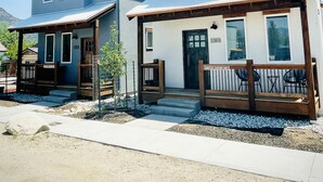 Two townhouses with a porch, a small garden, and a sign indicating parallel parking only. - Downtown BV Retreat _311_ Steps to Main & River (Buena Vista)