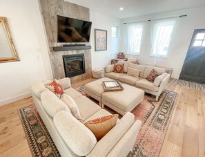 Smart TV, fireplace, stereo