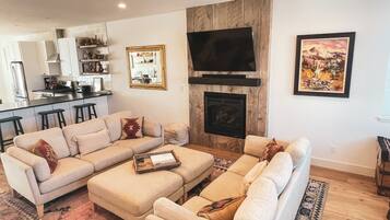 TV connectée, cheminée, chaîne hi-fi