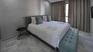 ห้องสวีท, ระเบียง (Panorama) | เครื่องนอนระดับพรีเมียม, ห้องเก็บเสียง, เตารีด/โต๊ะรีดผ้า