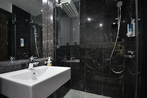 Dusche im Bad