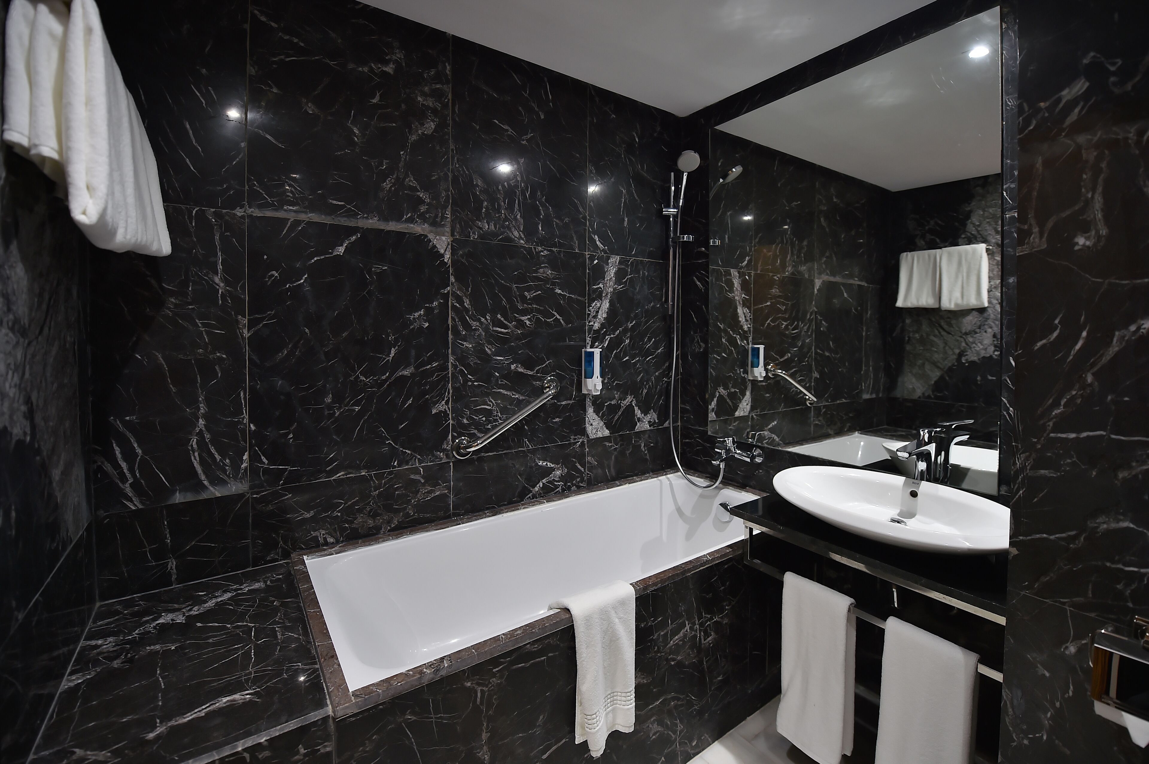 Suite (Azur) | Deep soaking bathtub