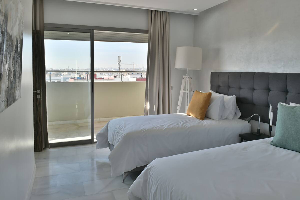 ห้องสวีท, ระเบียง (Panorama) | เครื่องนอนระดับพรีเมียม, ห้ องเก็บเสียง, เตารีด/โต๊ะรีดผ้า