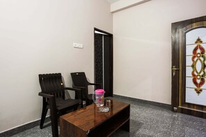 Suite Deluxe | Sala de estar | Televisión de pantalla plana de 32 pulgadas con canales por cable