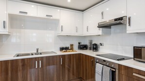 Deluxe Apartment | Private kitchen - Deluxe Apartment - Central Bath (Bath)