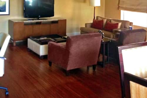 Executive-Suite, 2 Schlafzimmer, allergikerfreundlich, Annex | Wohnzimmer | Flachbildfernseher, Videospielkonsole, Netflix, aktuelle Filme