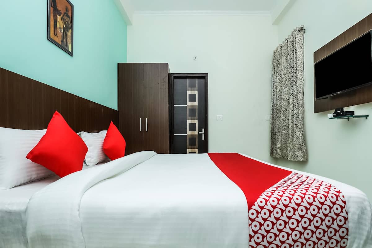 Espacio para trabajar con laptop y ropa de cama