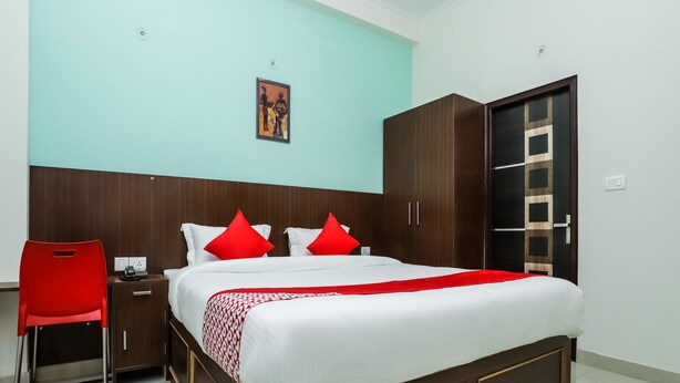 Habitación con 1 cama matrimonial o 2 individuales | Espacio para trabajar con laptop y ropa de cama