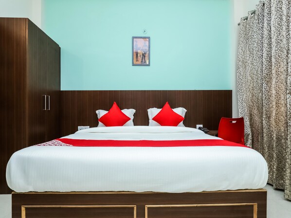 Habitación con 1 cama matrimonial o 2 individuales | Espacio para trabajar con laptop y ropa de cama 